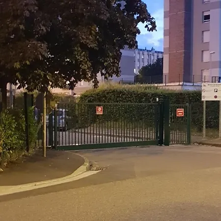 T3 cosy Eurexpo, stade et Arena Parking gratuit Lägenhet *